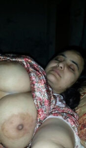 Soti hui Aunty ke bde boobs ke images