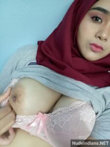 Ladki in bra