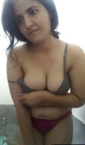 Nahati hui nangi ladki