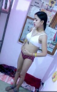 baniyan aur kachi me ladki ki photo