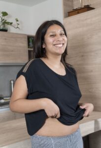 Cute ladki kapde utarti hui