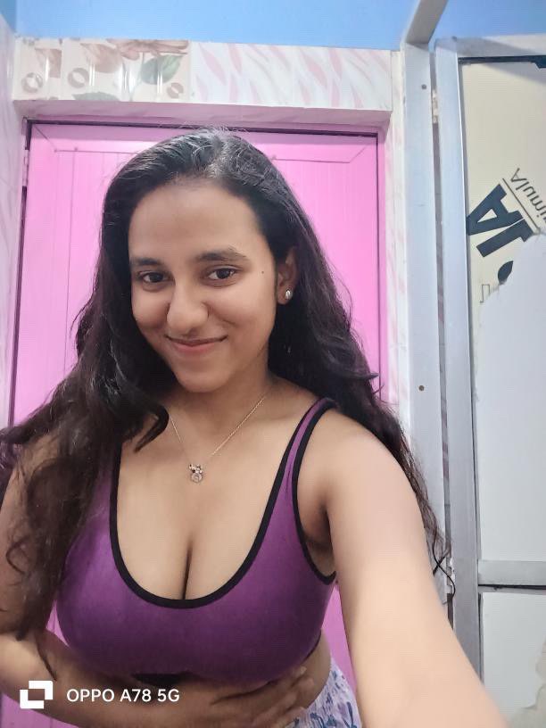 Girfriend ke Bade Boobs and Kuwari choot ki photo